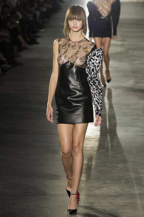 Dàn mẫu ngực trần catwalk trong show Saint Laurent