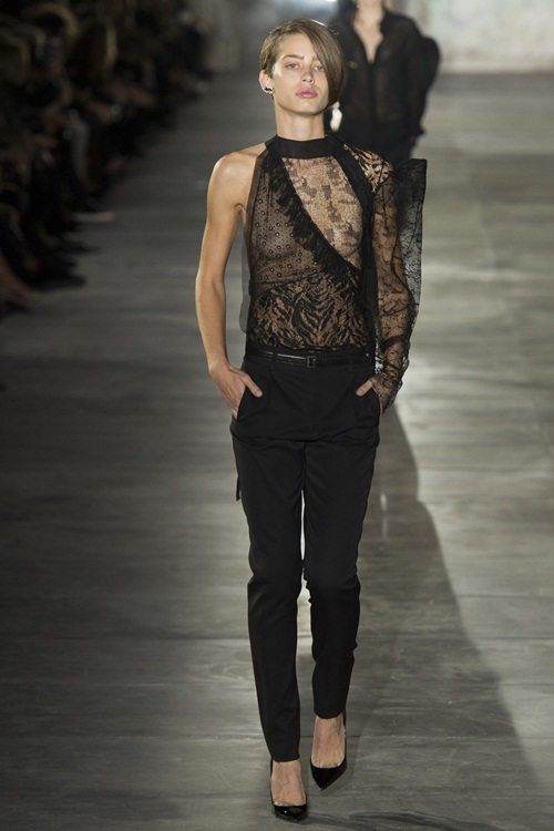 Dàn mẫu ngực trần catwalk trong show Saint Laurent