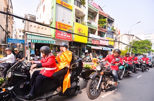 em-gai-huynh-phuc-dien-duoc-chu-re-ruoc-bang-doan-moto-1