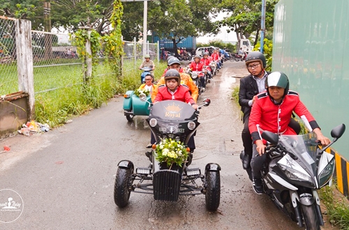 em-gai-huynh-phuc-dien-duoc-chu-re-ruoc-bang-doan-moto-2