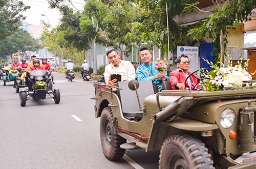em-gai-huynh-phuc-dien-duoc-chu-re-ruoc-bang-doan-moto-3