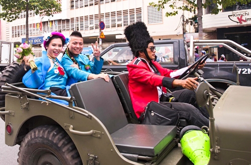 em-gai-huynh-phuc-dien-duoc-chu-re-ruoc-bang-doan-moto-9