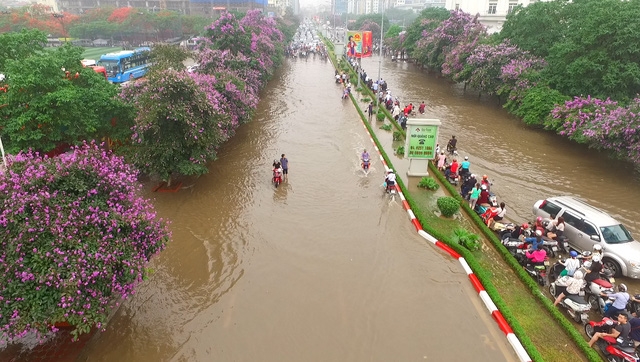  Những con sông ở Hà Nội trong trận mưa hồi cuối tháng 5/2016 (Ảnh: Hà Trang) 