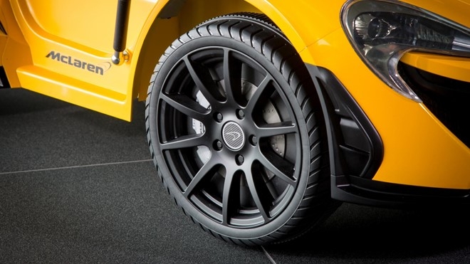 McLaren P1 mui tran chay dien cho tre me sieu xe hinh anh 3