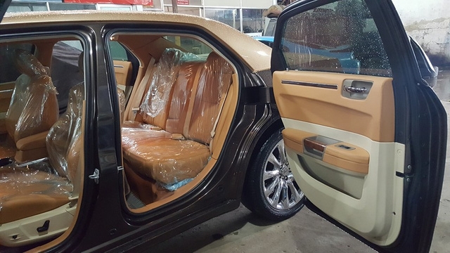  Điểm nhấn của bản độ này là bộ cửa tự sát tương tự những chiếc Rolls-Royce. 