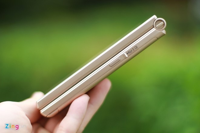 Smartphone Nhat co 2 man hinh, nap gap sap ban tai VN hinh anh 3