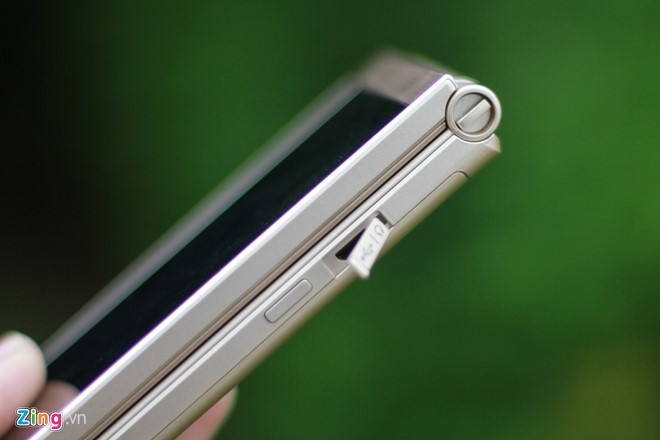Smartphone Nhat co 2 man hinh, nap gap sap ban tai VN hinh anh 4