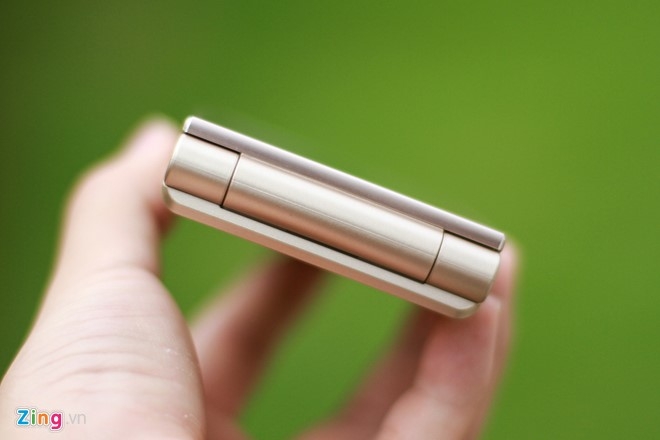 Smartphone Nhat co 2 man hinh, nap gap sap ban tai VN hinh anh 6