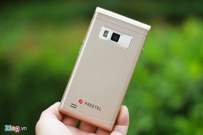 Smartphone Nhat co 2 man hinh, nap gap sap ban tai VN hinh anh 8