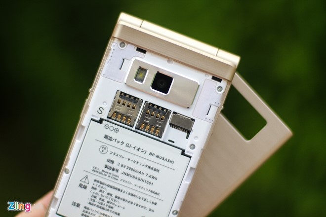 Smartphone Nhat co 2 man hinh, nap gap sap ban tai VN hinh anh 9