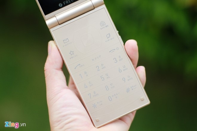 Smartphone Nhat co 2 man hinh, nap gap sap ban tai VN hinh anh 12