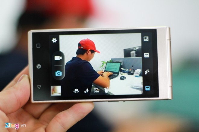 Smartphone Nhat co 2 man hinh, nap gap sap ban tai VN hinh anh 13