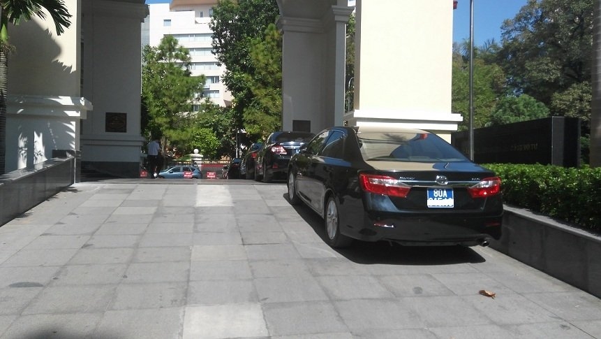 bộ tài chính, thứ trưởng đi taxi, khoán xe công, xe công, lái xe công