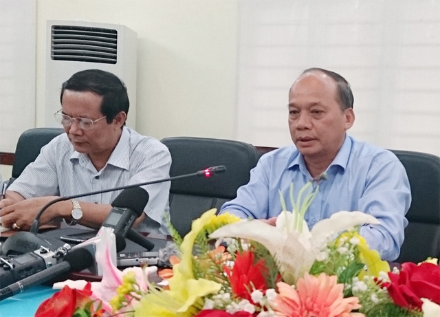 Thứ trưởng Bộ NN&PTNT Vũ Văn Tám (bìa phải).