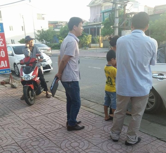  Cán bộ thuế phường Bắc Hà đứng hàng ngang trước quán để truy thu thuế - Ảnh: Hiếu Đình 