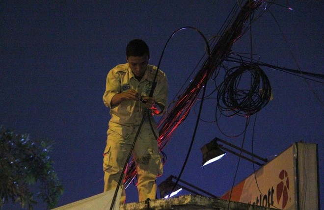 Day dien giua giao lo o Sai Gon no nhu phao luc troi mua hinh anh 1