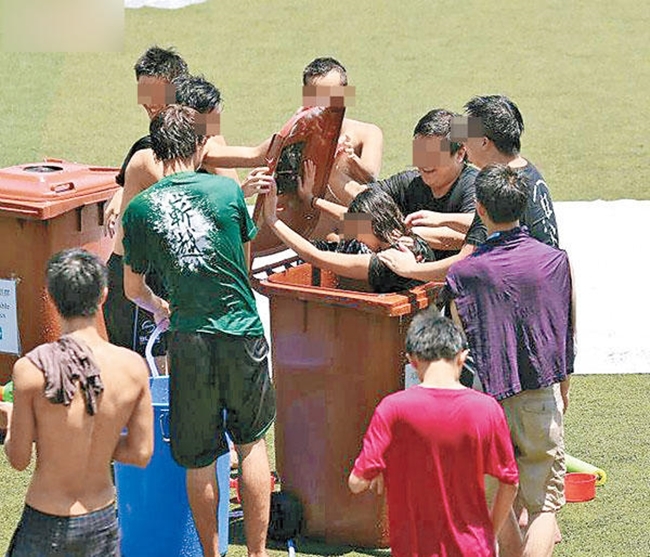 Tập tục kinh dị chào mừng đàn em khóa mới của sinh viên Hong Kong - Ảnh 7. Tập tục kinh dị chào mừng đàn em khóa mới của sinh viên Hong Kong - Ảnh 7.