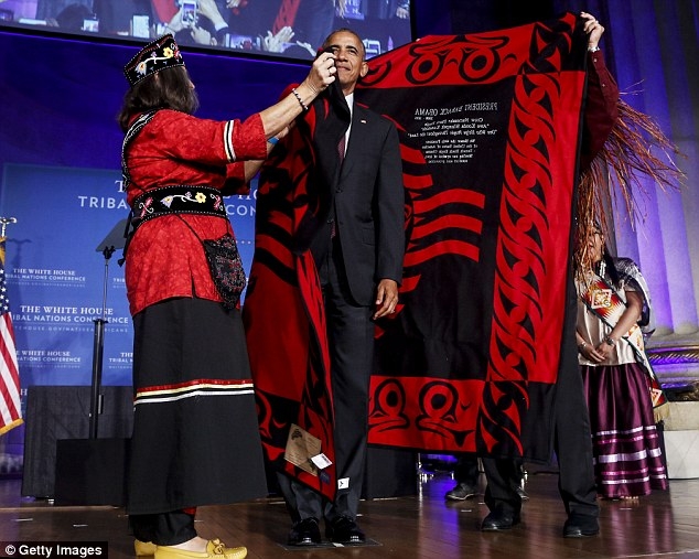 Tại hội nghị, Tổng thống Obama được vinh danh bằng một nghi lễ thú vị của các bộ tộc thiểu số, đó là được trao cho một chiếc mũ đan và một chiếc áo len. (Ảnh: Getty)