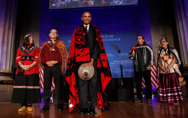 Với việc đội một chiếc mũ lên đầu mình, Tổng thống Obama đã tự phá vỡ quy tắc “không đội mũ” mà ông tuân thủ bấy lâu nay. Nhà lãnh đạo Mỹ từ trước đến nay thường không đội mũ vì có một quy tắc không chính thức rằng tổng thống không nên đội mũ ở nơi công cộng, theo Politico. (Ảnh: Reuters)