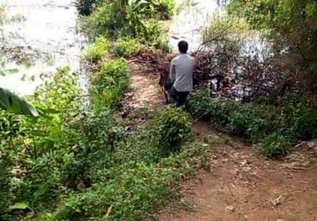  Chó nghiệp vụ đã được đưa đến bờ sông Uông, nơi Dũng đã lẩn trốn để truy tìm 