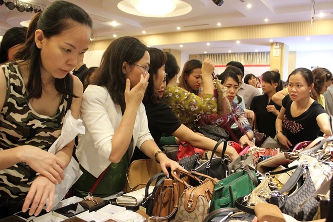 Chen lan mua hang hieu giam gia 'khung' o Sai Gon hinh anh 2