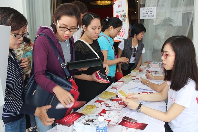 Chen lan mua hang hieu giam gia 'khung' o Sai Gon hinh anh 9