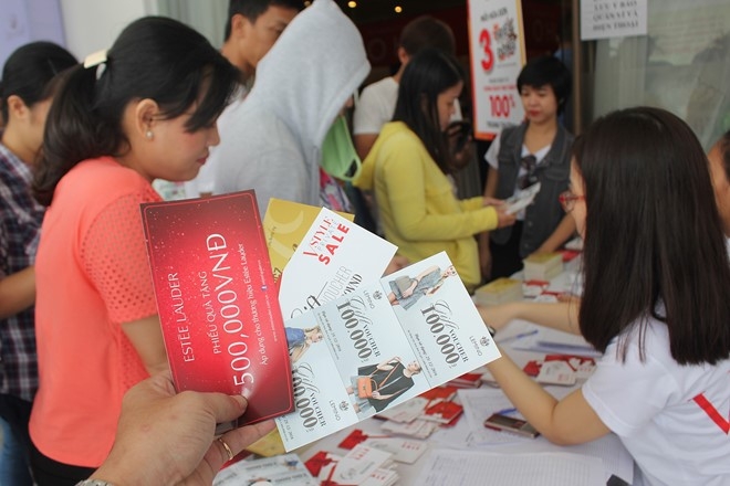 Chen lan mua hang hieu giam gia 'khung' o Sai Gon hinh anh 10