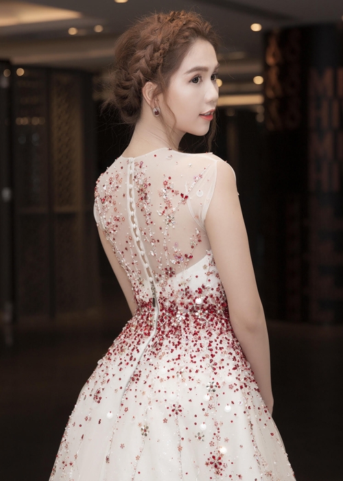 chi-gai-thap-tung-ngoc-trinh-du-lhp-o-australia-1