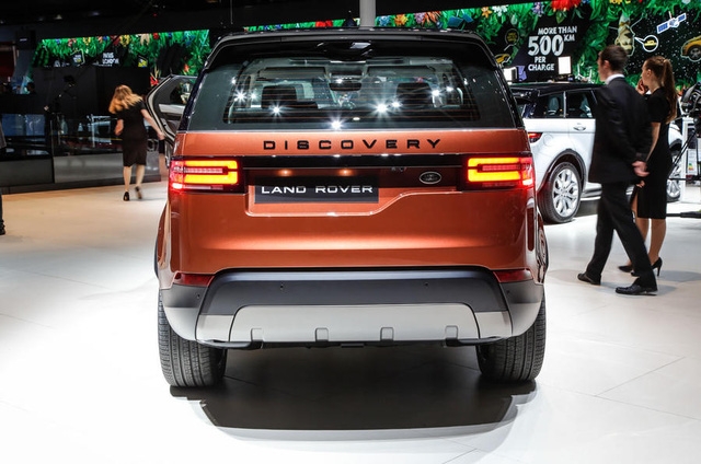  Theo hãng Land Rover, Discovery thế hệ mới ra đời để mang đến cảm giác thoải mái, an toàn và khả năng thích ứng không giống bất kỳ mẫu SUV nào khác hiện có trên thị trường. Thậm chí, hãng Land Rover còn tự tin gọi Discovery thế hệ thứ 5 là mẫu SUV gia đình tốt nhất thế giới. 