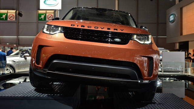 Về thiết kế, Land Rover Discovery 2018 vẫn thừa kế một số nét đặc trưng của 27 năm qua như trần xe dạng bậc cao thấp độc đáo, mang đến không gian rộng hơn cho hành khách ngồi trên hàng ghế thứ 3. Bên cạnh đó, Land Rover Discovery 2018 còn thừa hưởng một số nét thiết kế của người anh em Evoque. 