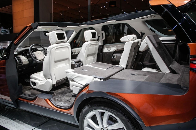  Bên trong Land Rover Discovery 2018 là nội thất cao cấp với 7 chỗ ngồi cho người trưởng thành. Ghế của Land Rover Discovery 2018 được bố trí kiểu sân vận động, nghĩa là hàng sau cao hơn trước. 