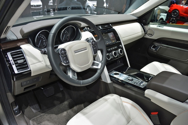  Hệ thống thông tin giải trí InControl Touch Pro của Land Rover Discovery 2018 đi kèm màn hình cảm ứng 10 inch ở giữa cụm điều khiển trung tâm, giúp giảm 1/3 số lượng nút bấm cơ học. Hệ thống này hỗ trợ cả điện thoại dùng hệ điều hành iOS và Android. Trên bệ tì tay trung tâm ở hàng ghế trước có một ngăn chứa đến 5 chiếc iPad Mini. 