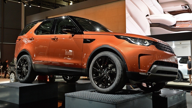  Để đảm bảo an toàn, Land Rover Discovery 2018 có những tính năng như hỗ trợ xuống dốc, kiểm soát lực bám điện tử và kiểm soát cân bằng chống lật. Bên cạnh đó là những tính năng khác như hỗ trợ đỗ xe, phát hiện điểm mù, kiểm soát hành trình thích ứng, nhận diện biển báo giao thông, giới hạn tốc độ thông minh, đèn pha tự động, giám sát tình trạng người lái, camera bao quanh HD, cảnh báo chuyển làn đường và hỗ trợ duy trì làn đường. 