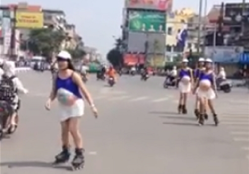 dan-chan-dai-bau-gia-ho-hang-gay-soc-tren-duong-ha-noi