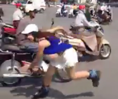 dan-chan-dai-bau-gia-ho-hang-gay-soc-tren-duong-ha-noi-1