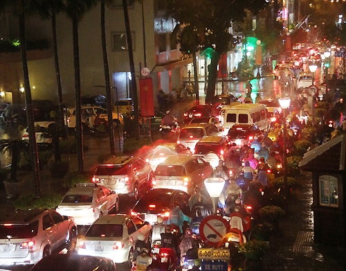 lanh-dao-tp-hcm-chay-vong-vong-3-gio-trong-tran-mua-lich-su-de-ve-nha-1