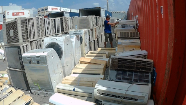 Các chủ hàng đã cho số hàng điện lạnh này núp bóng là giấy nguyên liệu