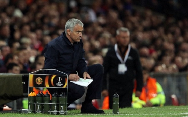 Mourinho THAN VÃN lịch thi đấu của Man United là món quà chứa chất độc