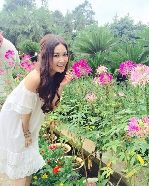 Mỹ nhân Ôn Bích Hà 50 tuổi vẫn diện đầm trễ nải như thiếu nữ - ảnh 12