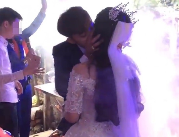 Co dau, chu re khoa moi 5 phut trong dam cuoi hinh anh 1
