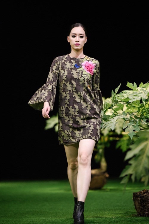 Người mẫu Việt để ngực trần trong show Cao Minh Tiến