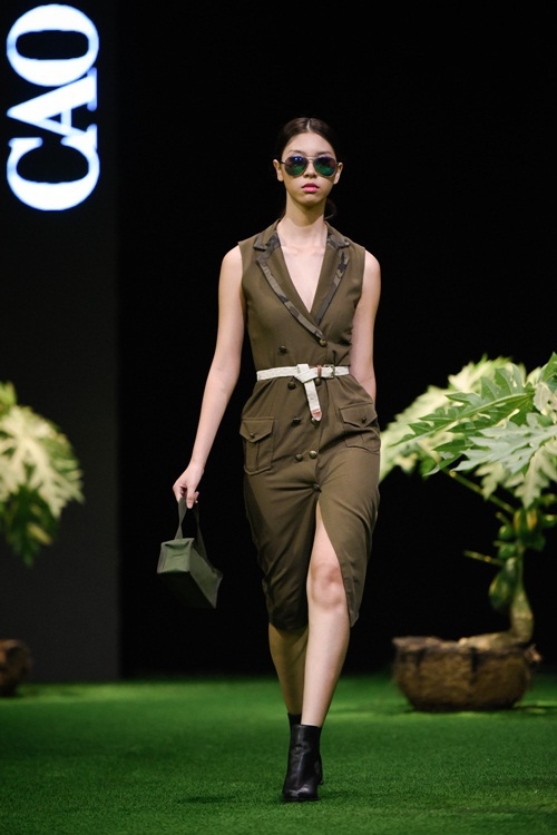 Người mẫu Việt để ngực trần trong show Cao Minh Tiến