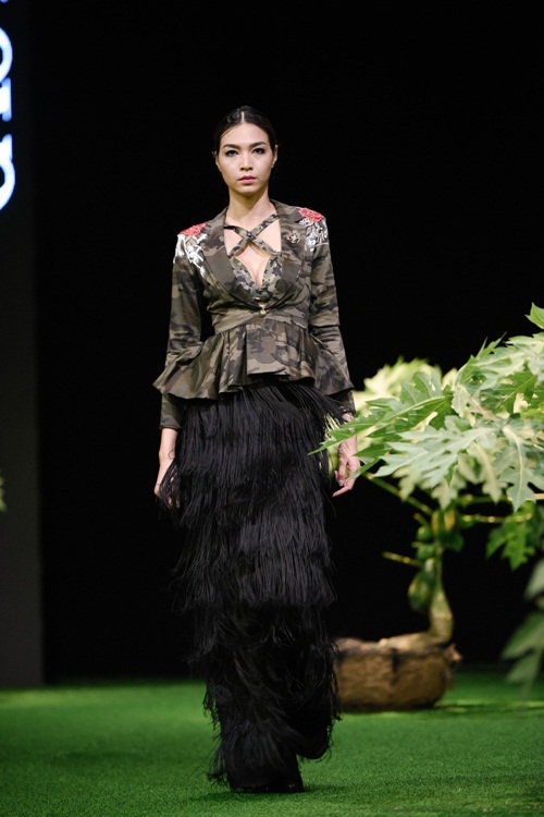 Người mẫu Việt để ngực trần trong show Cao Minh Tiến