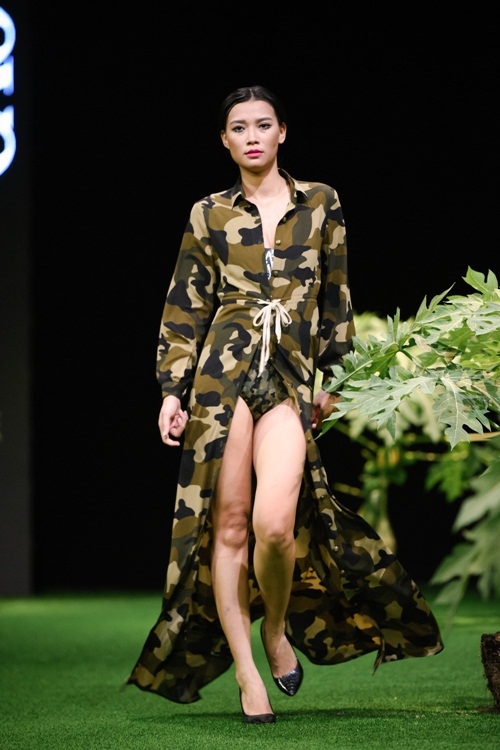 Người mẫu Việt để ngực trần trong show Cao Minh Tiến