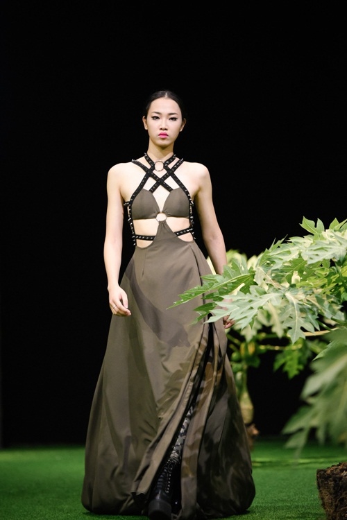 Người mẫu Việt để ngực trần trong show Cao Minh Tiến