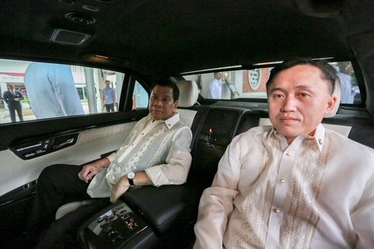  Tổng thống Rodrigo Duterte trong xe cùng Trợ lý đặc biệt Christopher Lawrence trong chuyến thăm Việt Nam. Ảnh: Inquirer 