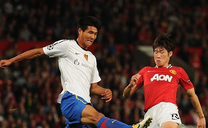 Parl Kwang Riong khi khoác áo Basel chạm trán với Park Ji Sung của MU.