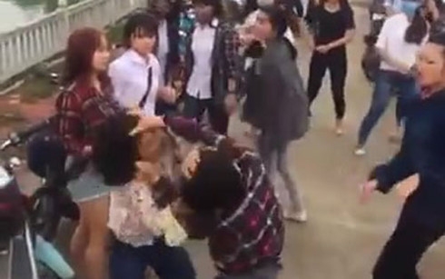 xuat hien clip 6 nu sinh danh ban do mau thuan tren facebook hinh 0
