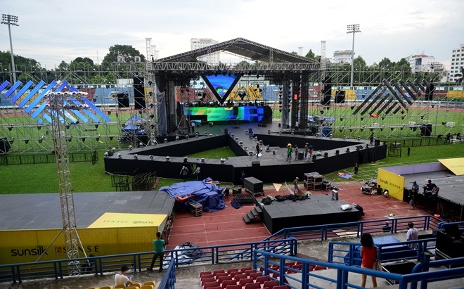 Dong Nhi bat khoc khi thay san khau liveshow hoanh trang hinh anh 2