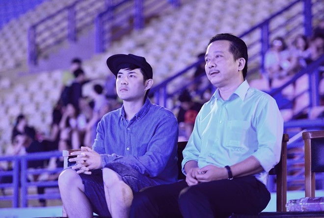 Dong Nhi bat khoc khi thay san khau liveshow hoanh trang hinh anh 8